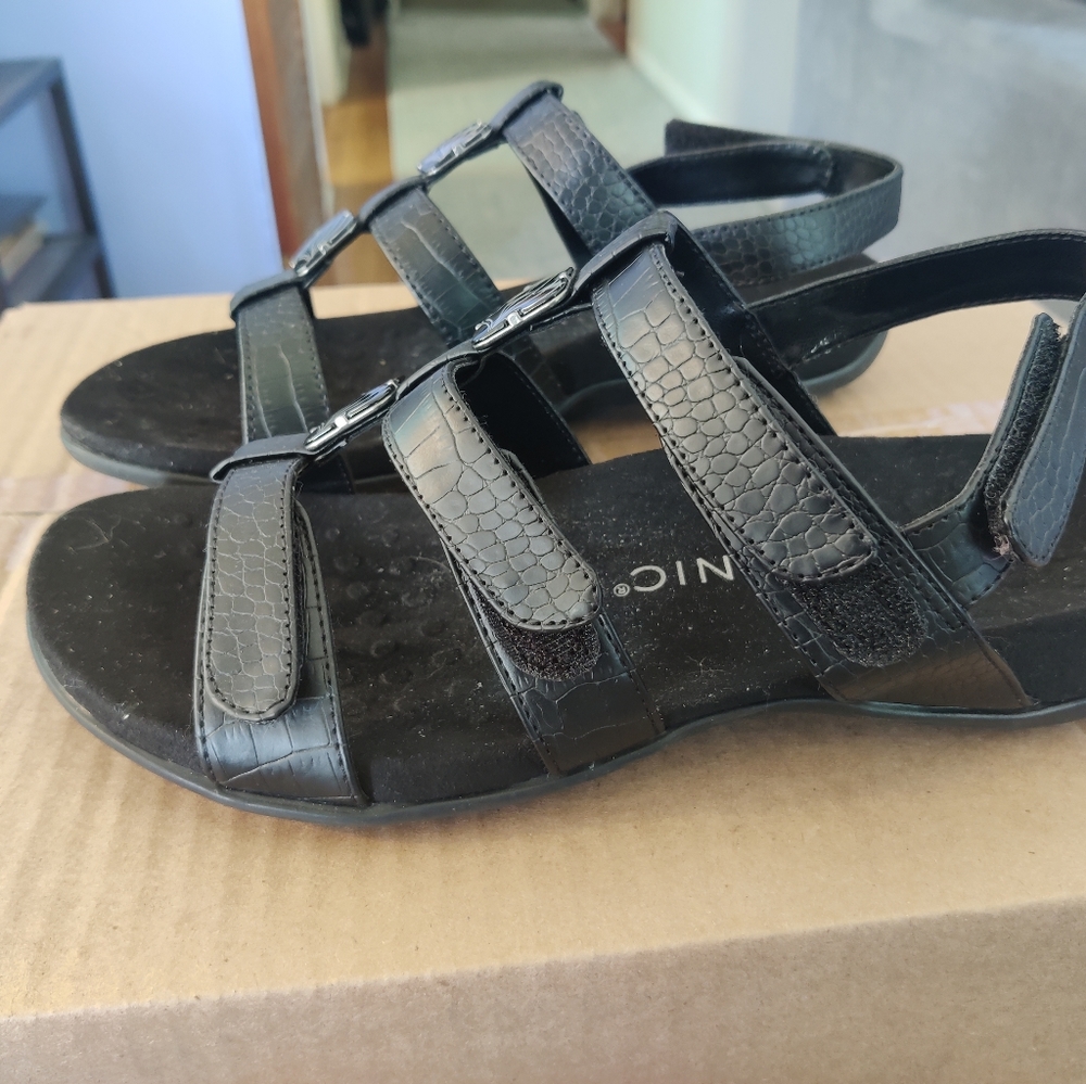 Vionic Women's Black Crocodile Amber Sandal Size 9 Wide Used